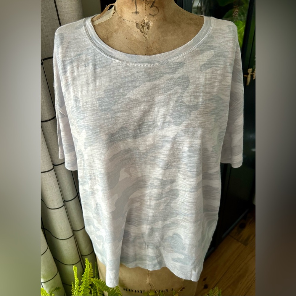 Old Navy Light Gray & Blue Camo Crop Tee